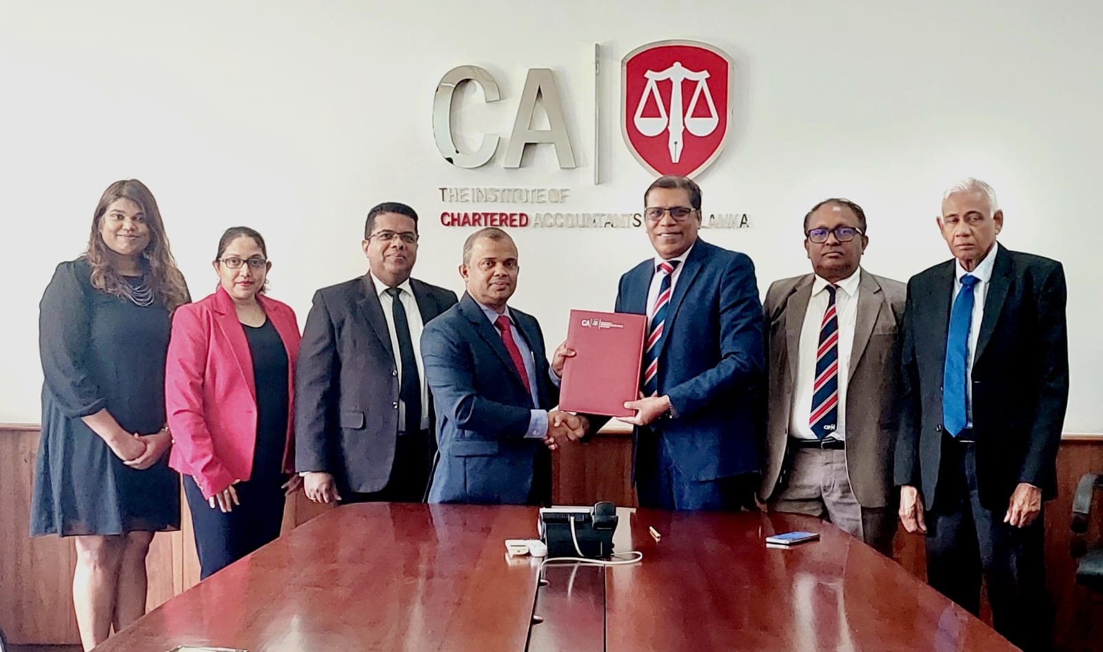 CA Sri Lanka CIPM MoU 2023: Mr. Sanjaya Bandara, President of CA Sri Lanka, and Mr. Ken Vijayakumar, President of CIPM exchange copies of the signed agreement in the presence of officials from both professional bodies.