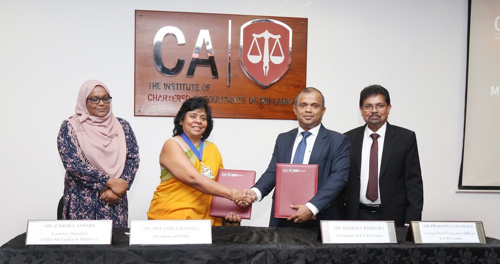 Ms. Melanie Janine Kanaka, President of CIMA, and Mr. Sanjaya Bandara, President of CA Sri Lanka exchanging agreement in the presence of Ms. Zahara Ansary, Country Manager of CIMA Sri Lanka, and Mr. Prasanna Liyanage, acting CEO of CA Sri Lanka.