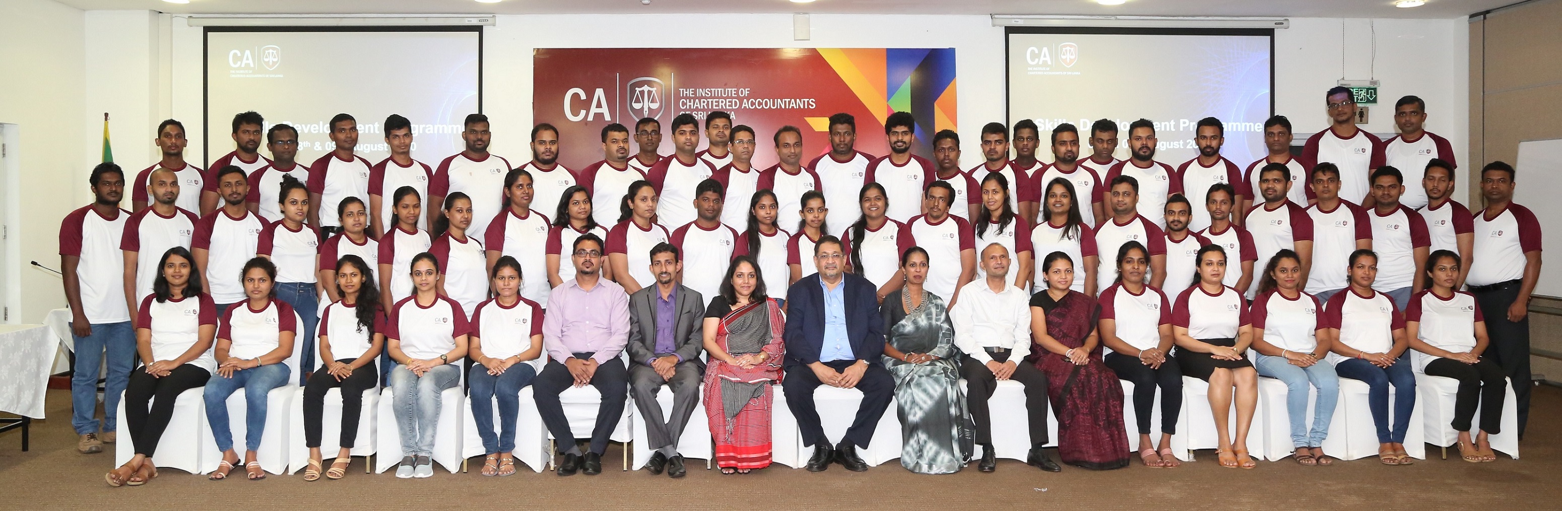 CA Sri Lanka officials with the passed finalists who took part in the program.